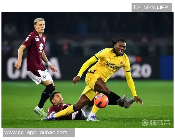 尤文16岁边锋埃利莫加莱随一线队训练展现莱奥相似技术特点 尤文16岁边锋埃利莫加莱随一线队训练展现莱奥相似技术特点