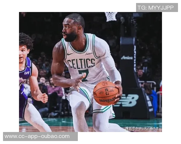 杰伦布朗高效表现20投12中砍下30分13篮板三分球命中率惊人