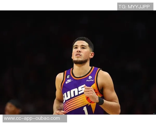 布克手感不佳依靠罚球逆袭18投7中贡献27分4篮板4助攻