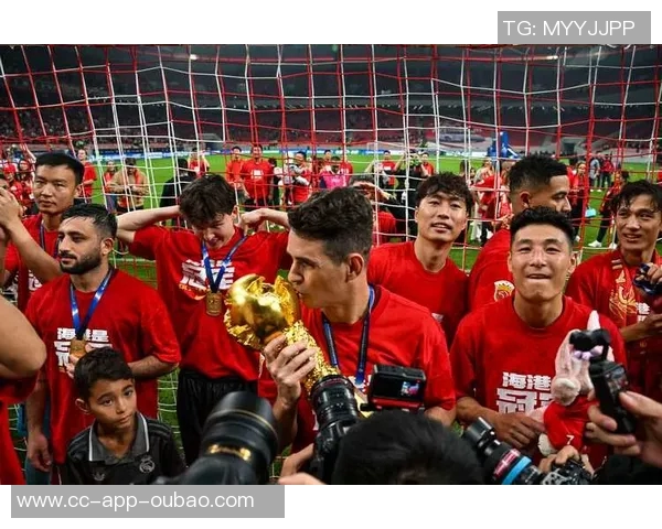 上海海港喜获三连冠更衣室庆祝合影传递冠军荣耀