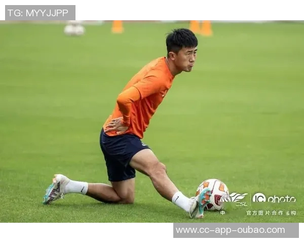 山东泰山队在武汉体育中心进行赛前踩场训练为即将到来的比赛做好准备