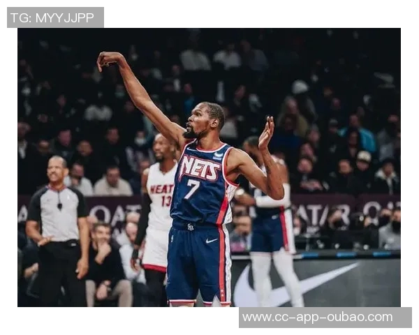 怀特首节火力全开半场贡献18分3板3助表现抢眼状态火热